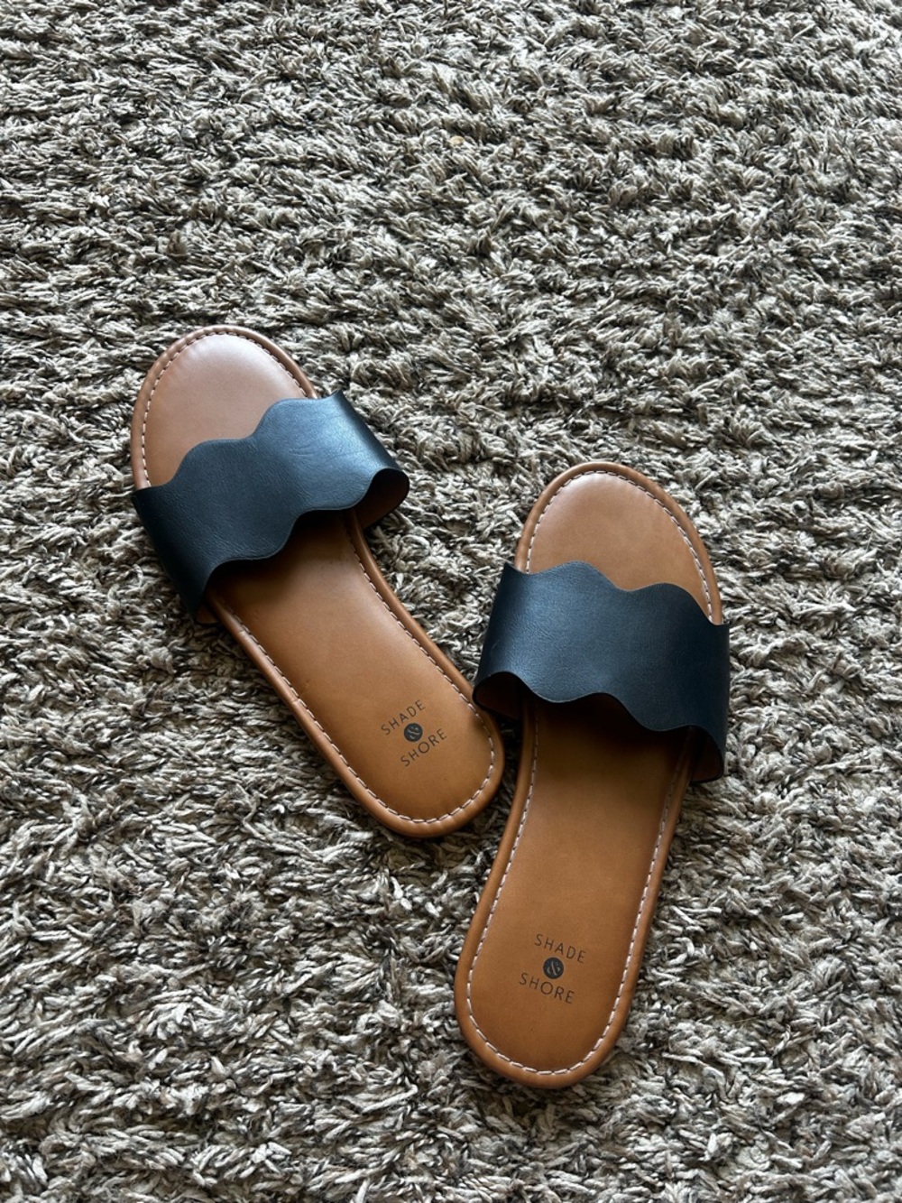Shade & Shore Black and Tan Scalloped Slide Sandals